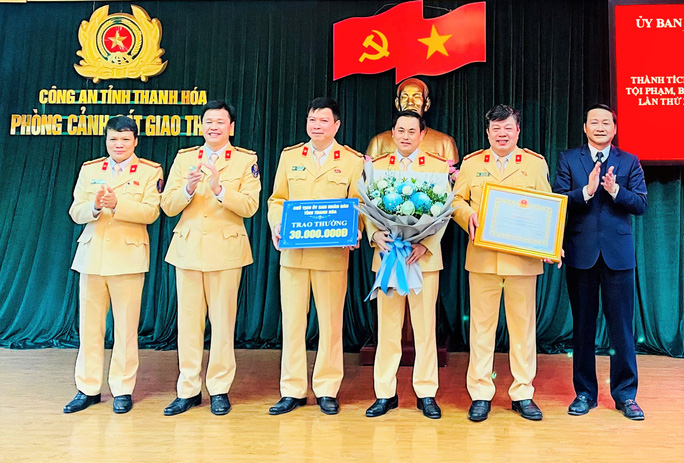 Thưởng ''nóng'' 50 triệu cho cán bộ chiến sĩ phòng CSGT Công an tỉnh Thanh Hóa
